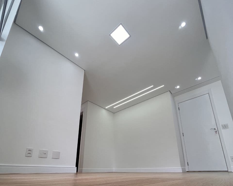 Forro drywall acabado com pintura e iluminação
