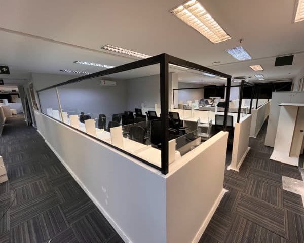 Parede de drywall com vidro