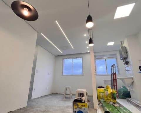 Forro de drywall acabado com pintura e iluminação